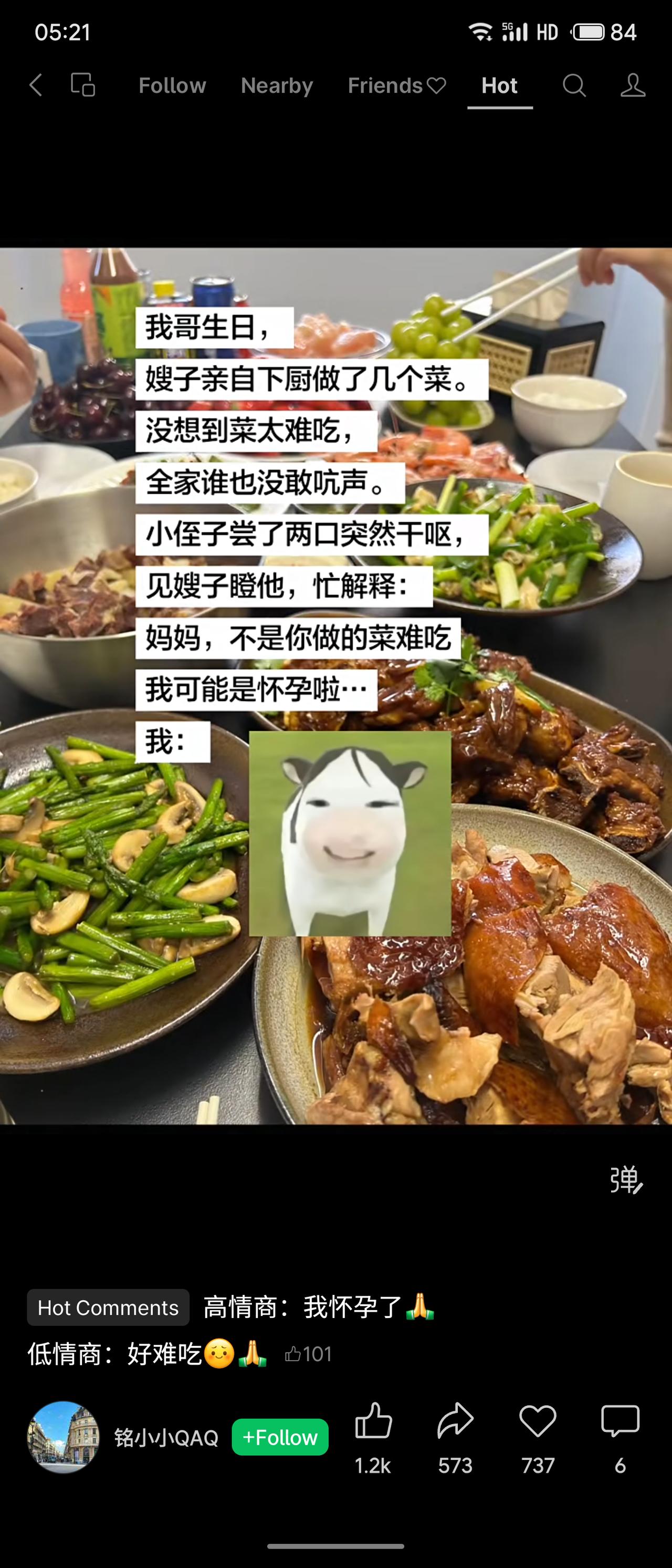 嫂子做的菜太难吃，全家不敢吭声。小侄子尝后干呕，被嫂子一瞪，连忙解释：“妈妈，我