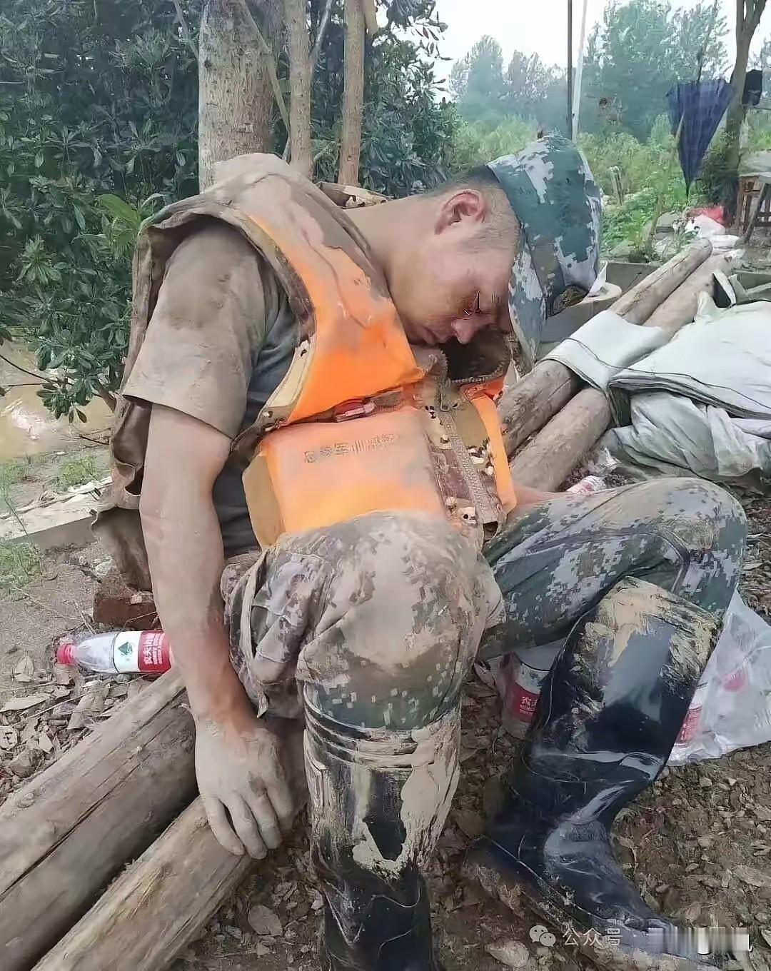 这张照片让无数人泪崩，一个满身淤泥的战士，累的靠在一棵树旁睡着了。
​​每每看到