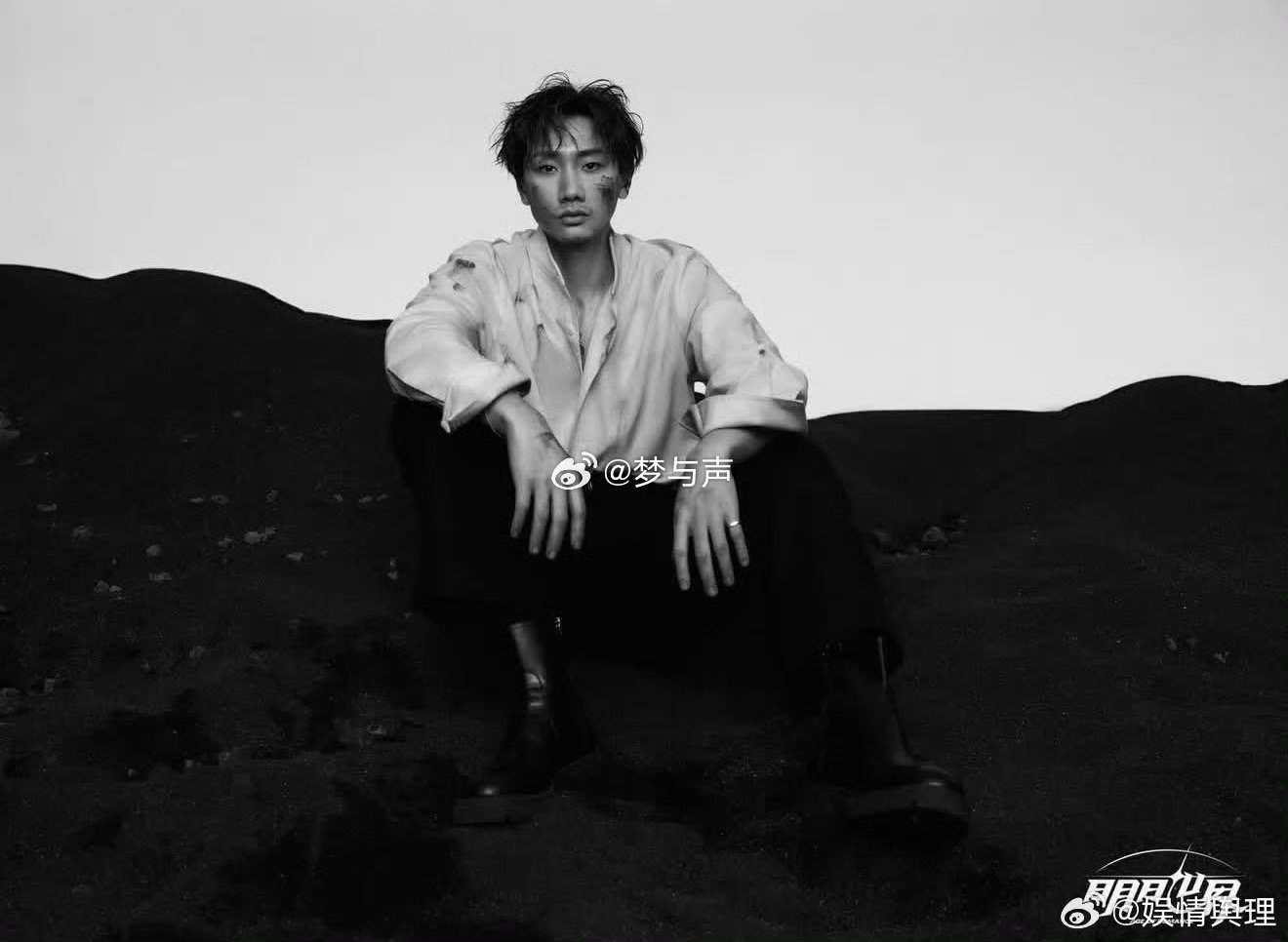 汪苏泷黑白战损九宫格 九宫格里没有多余的东西，只有黑白和破碎感。每一张都像在说一