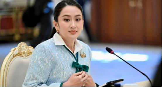 现在又出了新情况，泰国前总理佩通坦，也就是那位被宪法法院停职的女总理，最近在曼谷