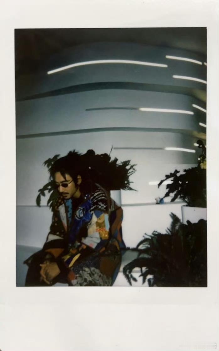 江奇霖像AI一样掏出枪来 怀疑江奇霖偷偷加载了剧本！主持人刚张嘴，他手就摸向了口