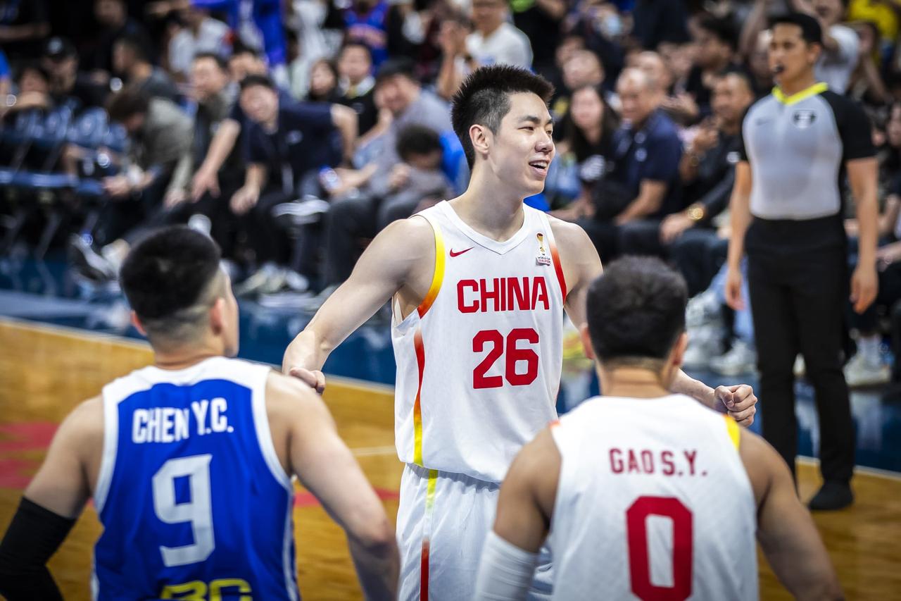 朱俊龙之前几场比赛虽然进攻端表现一塌糊涂，进攻效率非常糟糕，但是防守积极性在线，