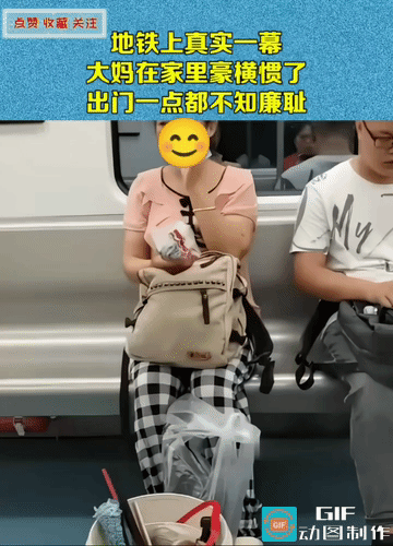 从她脚踢的动作上看，在家里她也是豪横派。
她仿佛是做家政的，修使卫生是个行家，垃