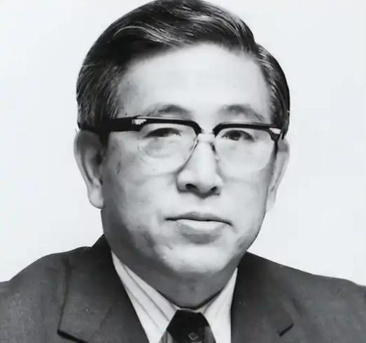 1933年，名古屋。
丰田喜一郎把一台崭新的1933款雪佛兰推进仓库角落，带着工