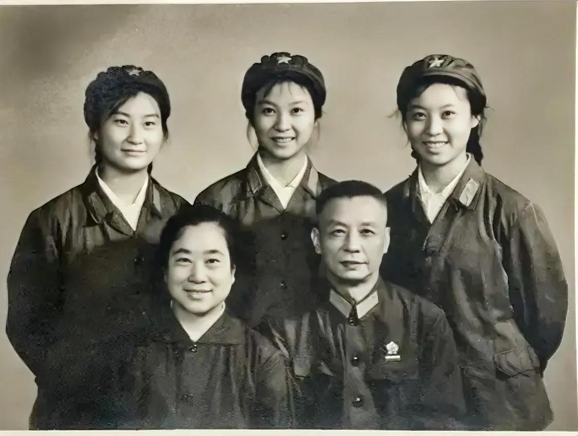 70年代，一位解放军首长夫妇，和自己三个女儿，一张罕见的留影，照片中的他们目视镜