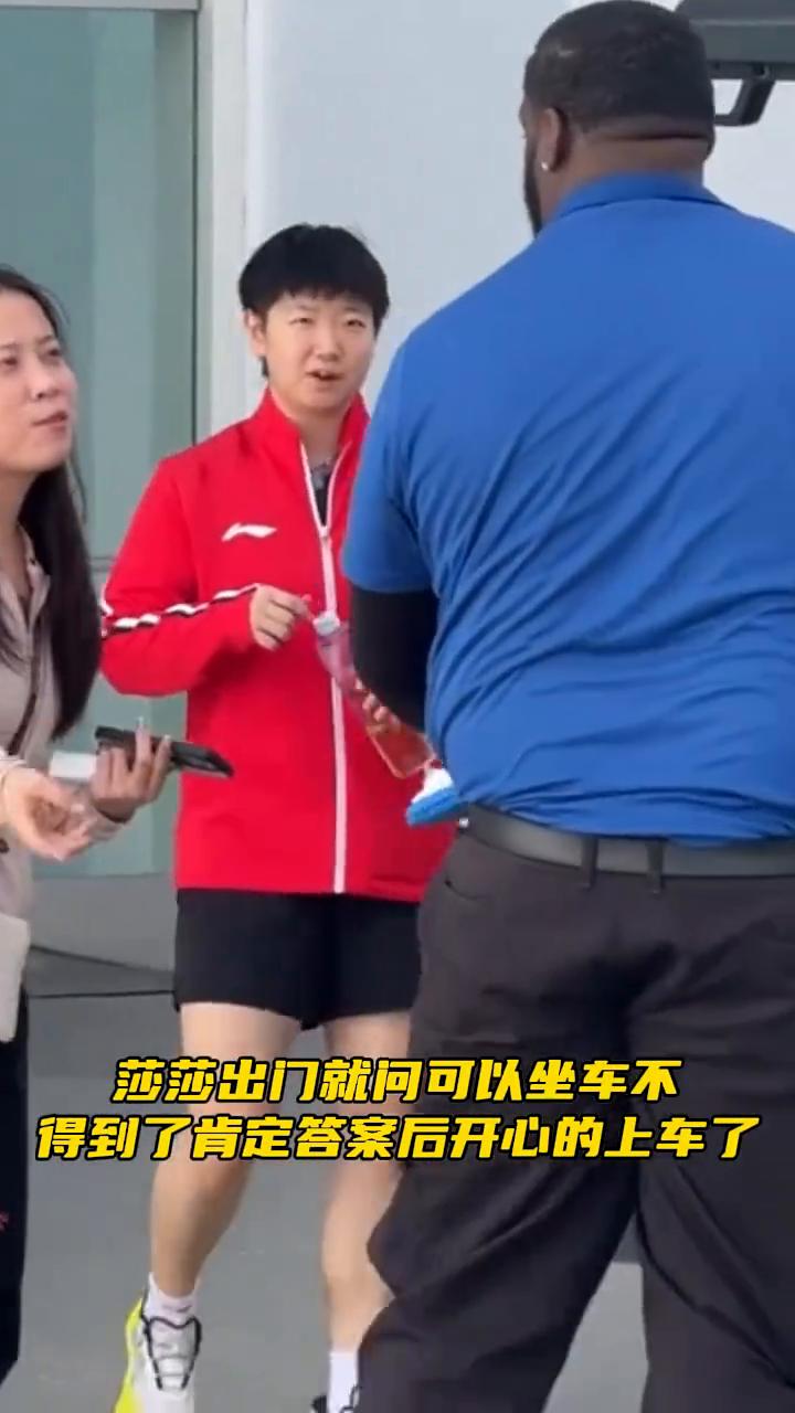 莎莎出门就问可以坐车不？得到了肯定答案后开心的上车了。莎莎真是小车的忠实粉丝，只