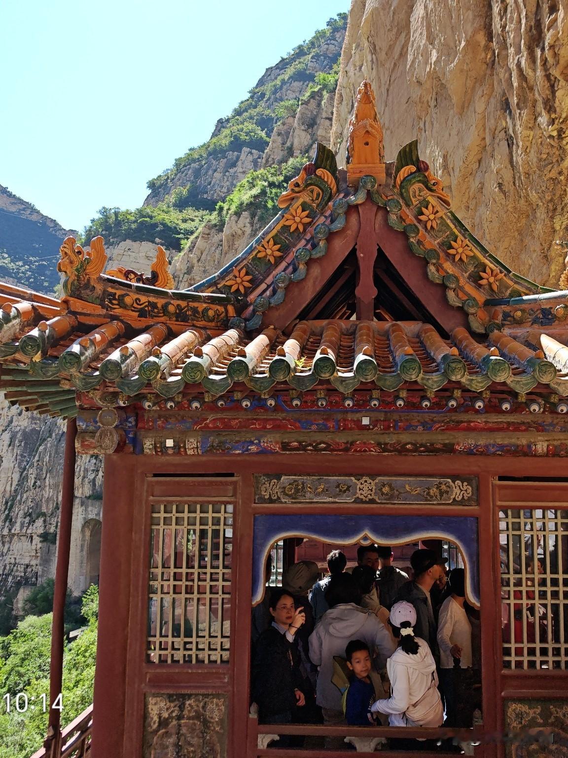 是恒山托举了悬空寺，还是悬空寺成就了北岳在群峰间的“江湖地位”？从悬空寺走下来，