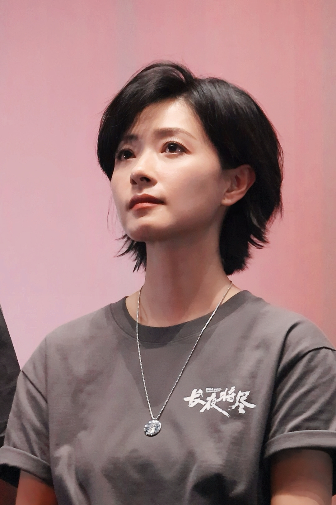 万茜[超话] wq万茜长夜将尽 wq万茜叶晓霖 你站在舞台的光里，我在台下为你鼓
