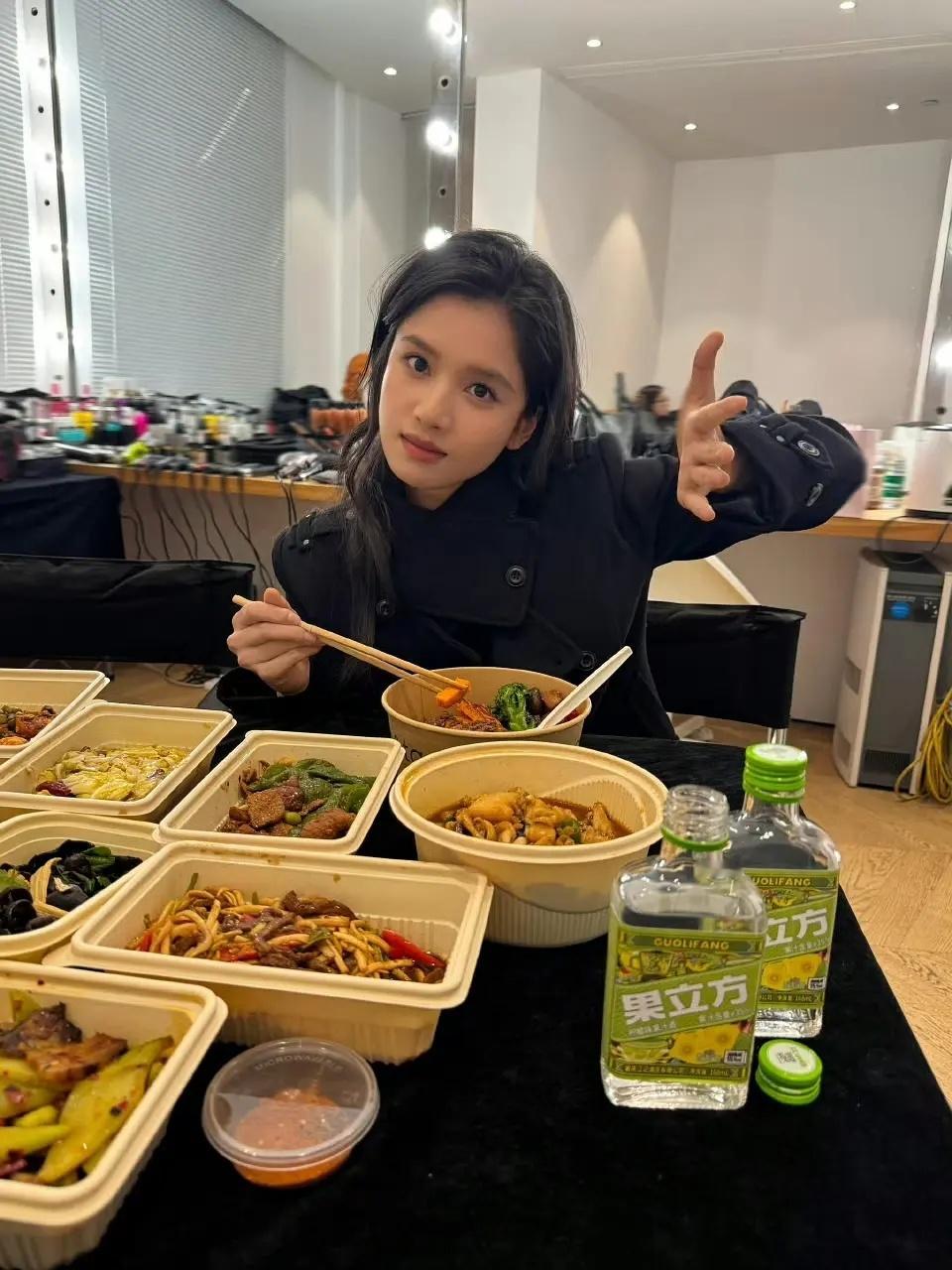 田曦薇一顿十二个菜，张婧仪才八个菜。 