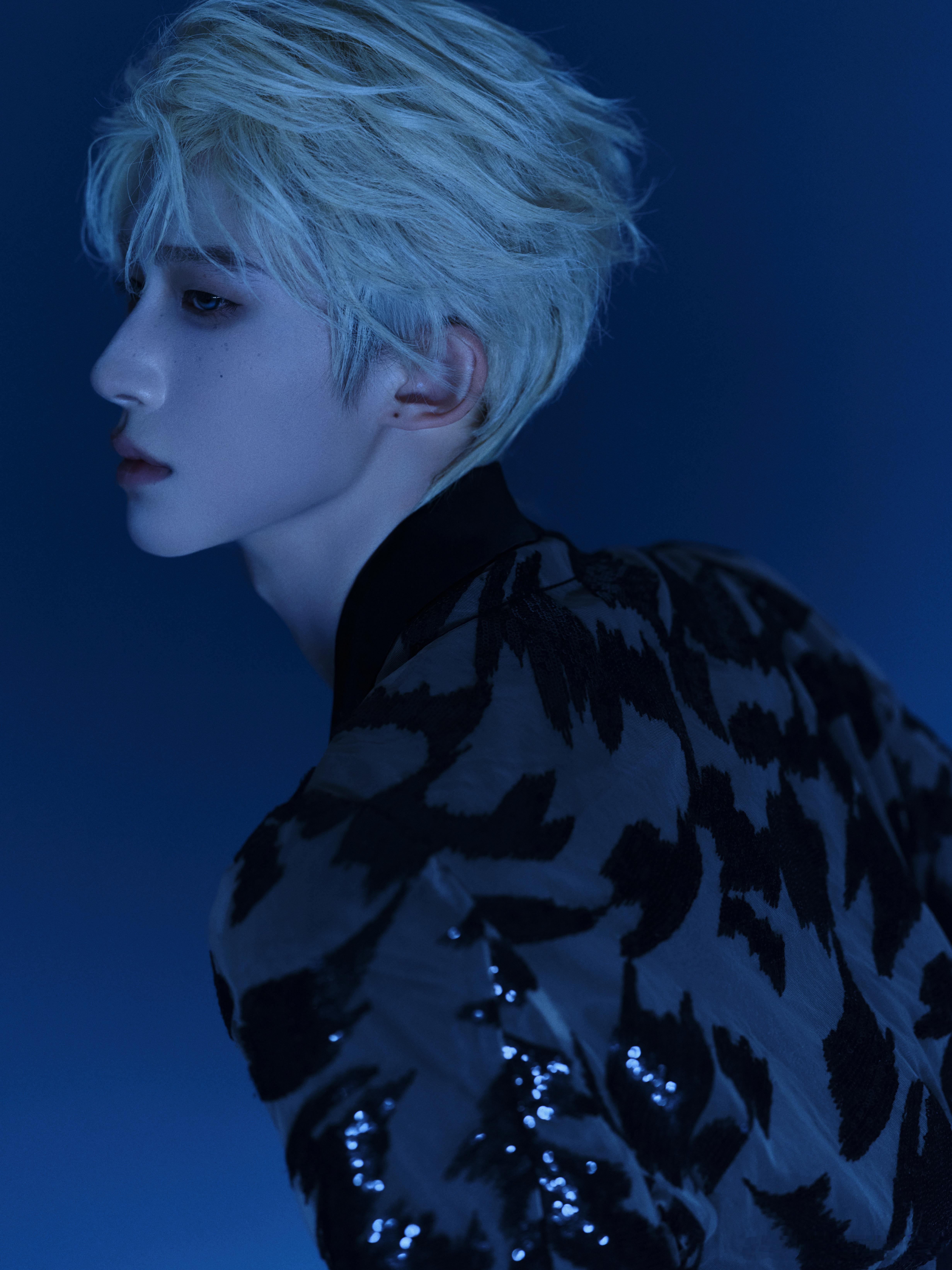 褪去喧嚣，沉入冰蓝秘境。 刘宇一袭金发浸染幽蓝光影，眼神沉静如深海，瞬间拽入朦胧