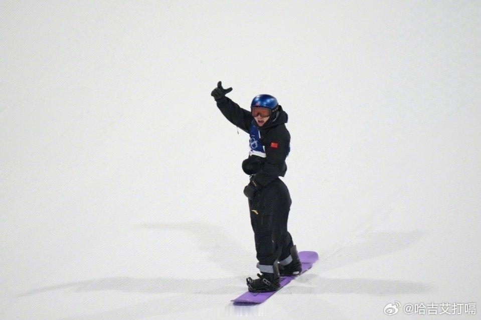 凤凰新闻【中国首枚奖牌！苏翊鸣哭了：我的背后是强大祖国，身披国旗最骄傲最幸福】北