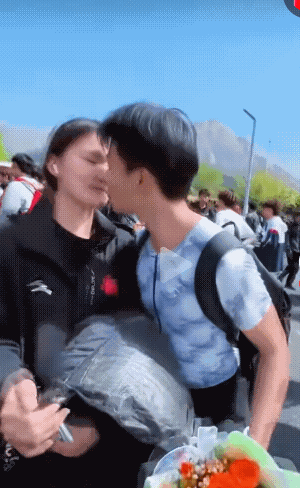 体考与爱情双丰收，幸福满满，快祝福他们吧。