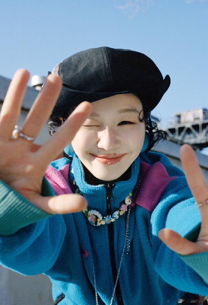 怎么没人通知金靖一声喂，猫不秃老师吗，天台这里风好大，麻烦下次完结通知金靖一声好