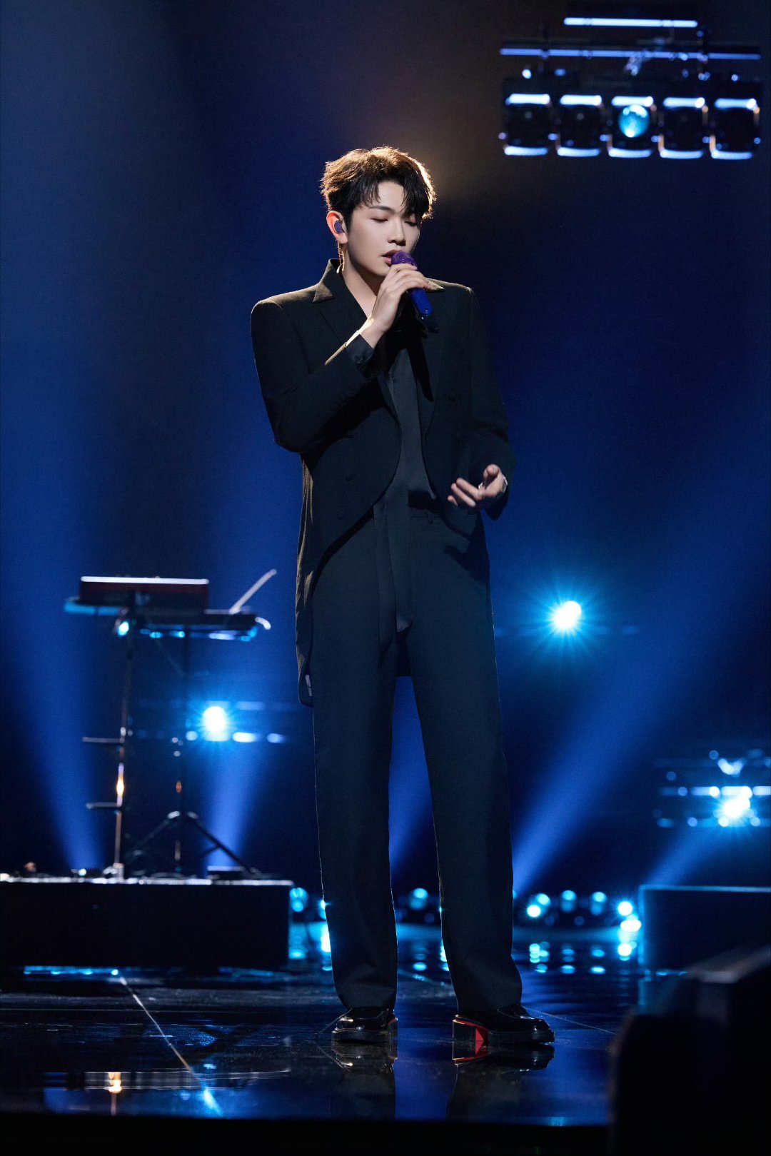 颜人中在声生不息把话筒扔了颜人中这波扔话筒直接帅到我心巴上了！舞台气场直接拉满！