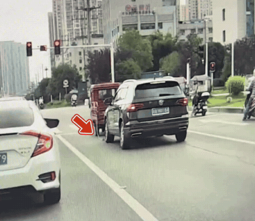 三轮：这车怎么不走啊？！
后车：这车怎么不走啊？！