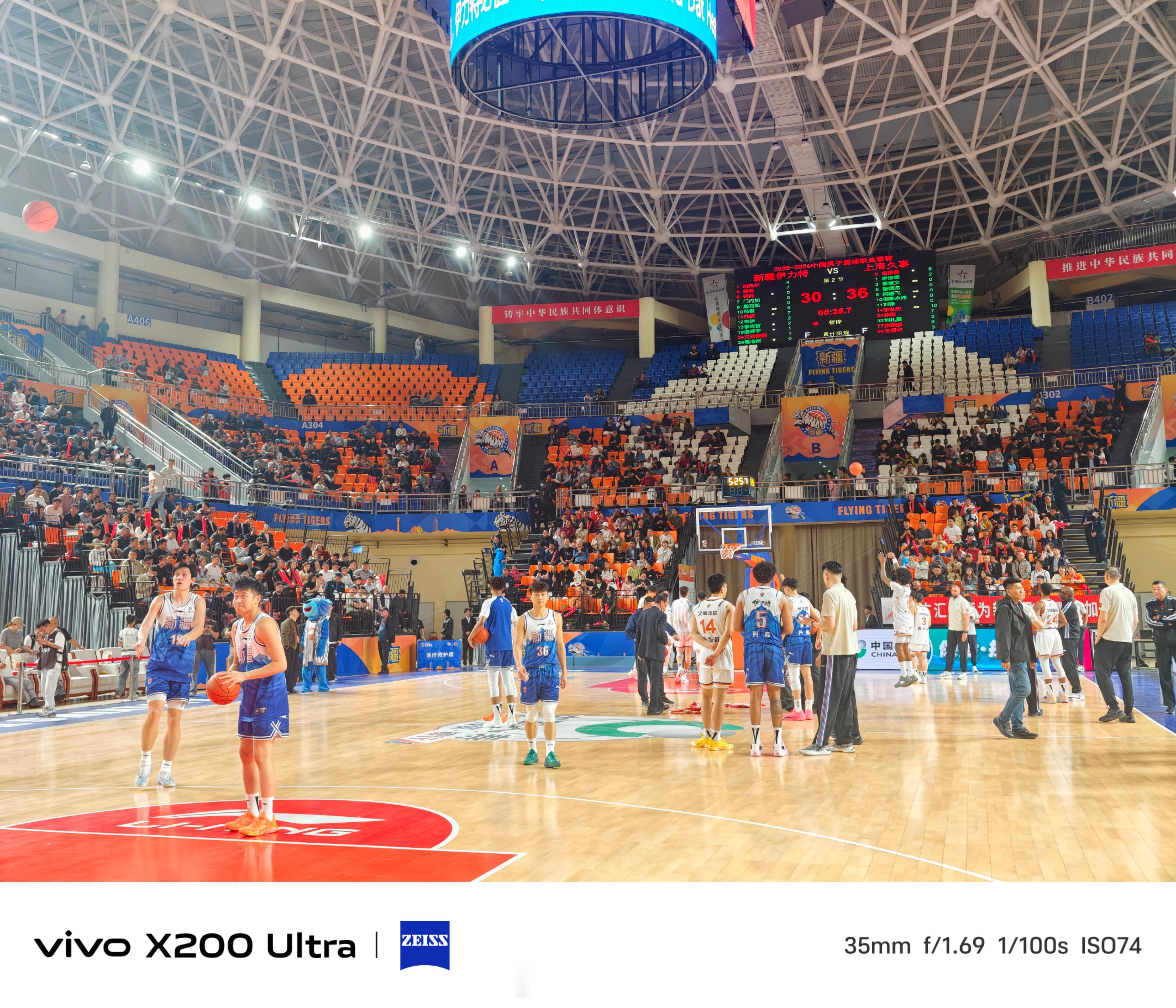 场馆漏水 比赛暂停vivo新疆男篮小卢篮球世界 乌鲁木齐·五一新区文体中心
