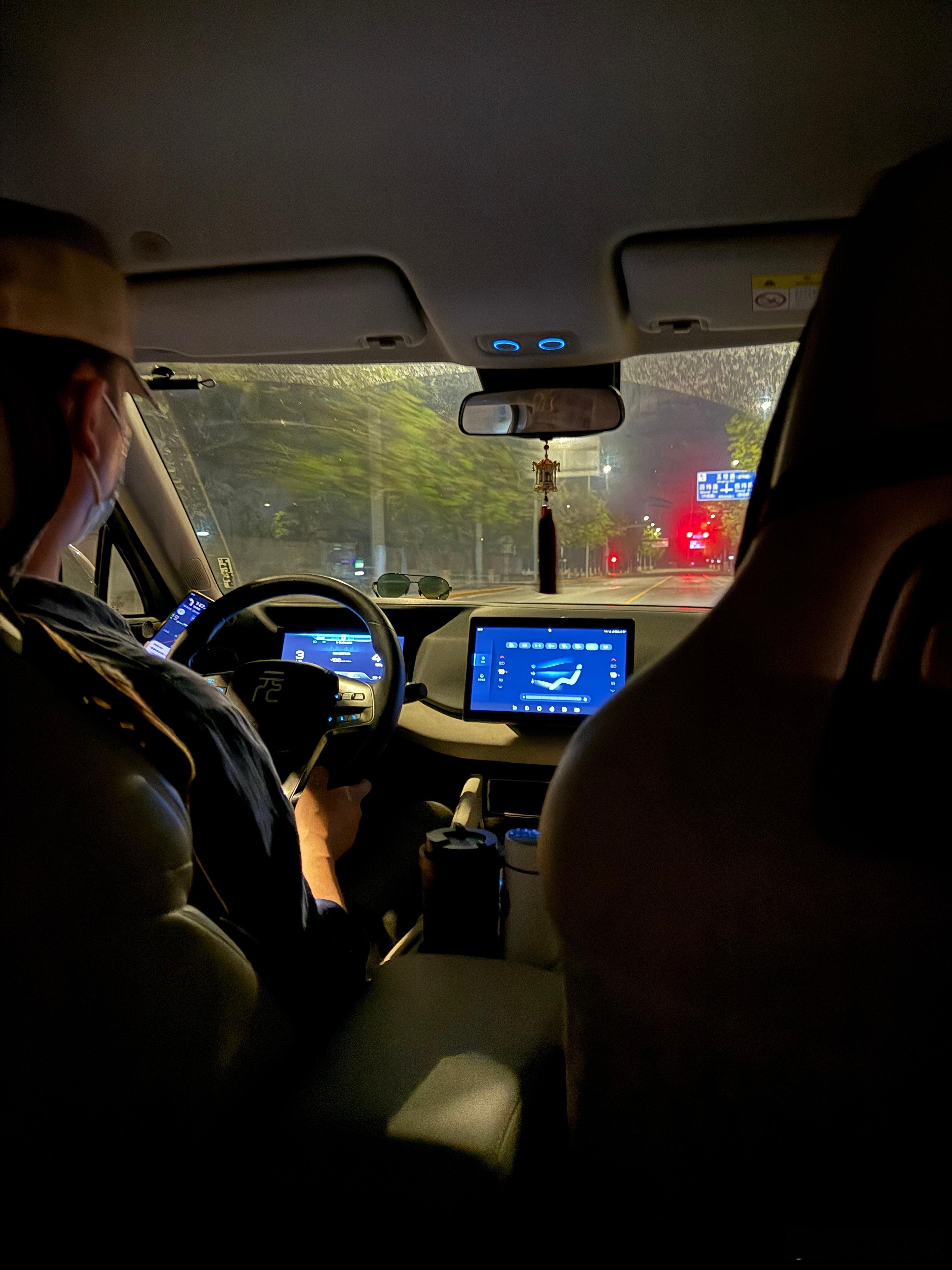 师傅帮我把箱子放上车，问我是哪儿人，我说是武汉的。他说武汉都你们这么大个儿么，我