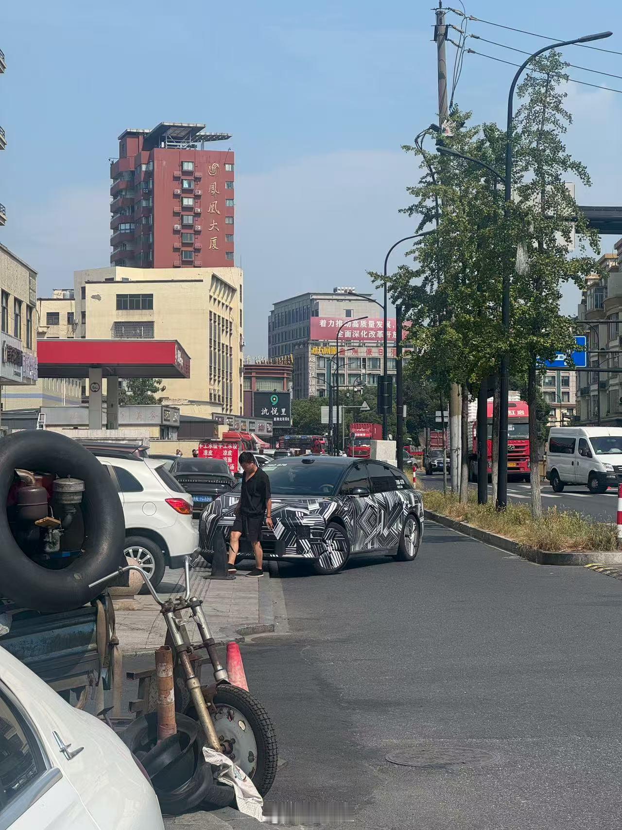 i6姿态真帅！快点上市吧[哇][鼓掌][酷]理想i6理想汽车[超话] ​​​