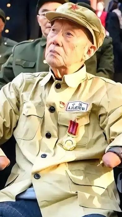 长津湖冰雕连幸存战士周全弟：16岁浴血战场，残躯铸忠魂
 
抗美援朝长津湖战役中