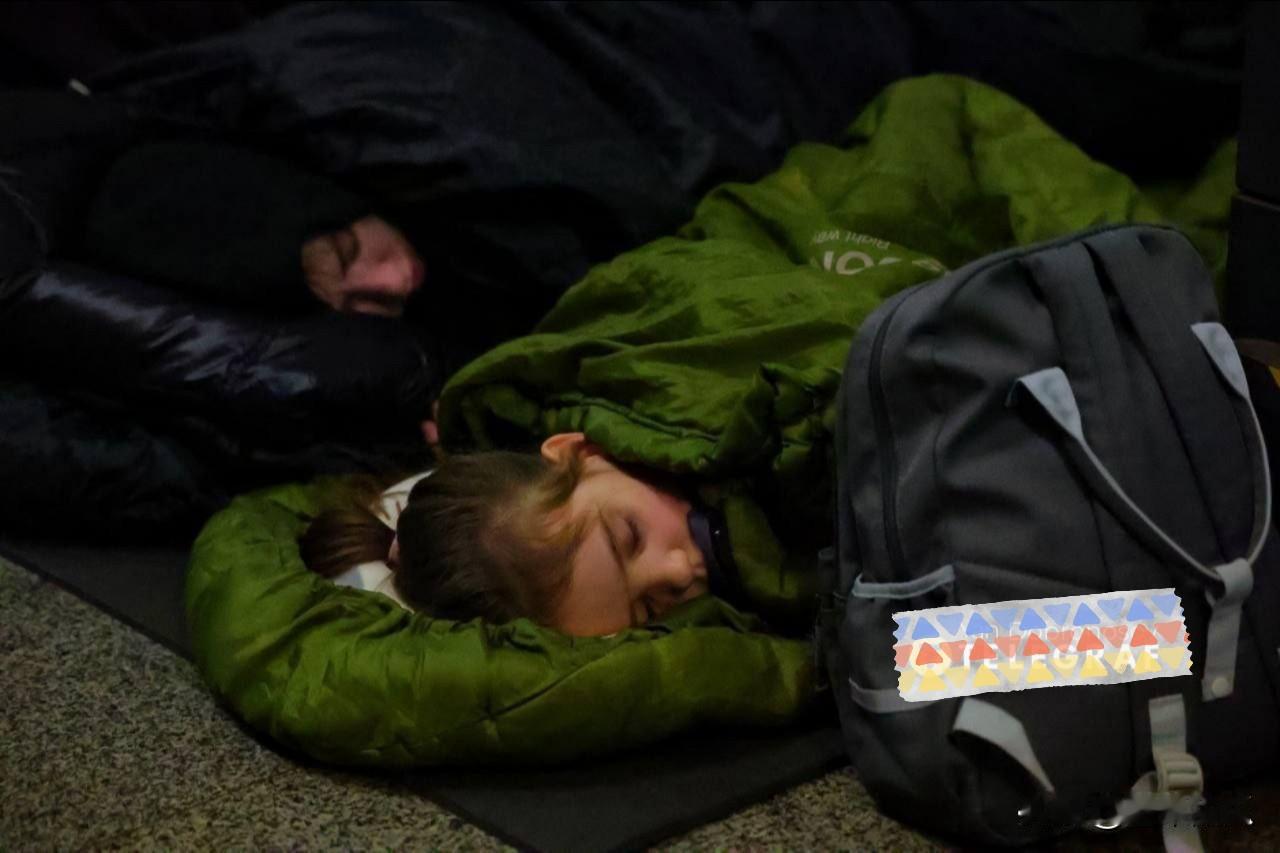 基辅大规模挖茅坑。由于基辅特罗伊施奇纳地区的下水道可能冻结，德斯尼亚区行政管理局