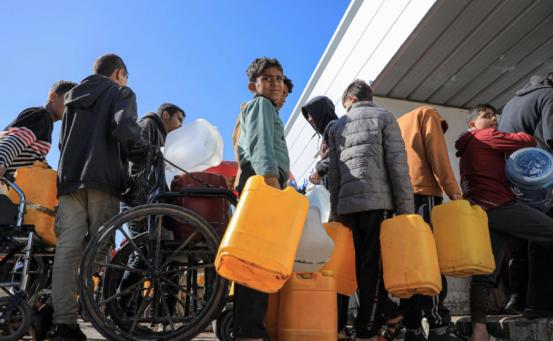 特朗普玩双标，刚说不拦着送油，转头就放狠话说古巴必垮，脸打得啪啪响。
 
美东时