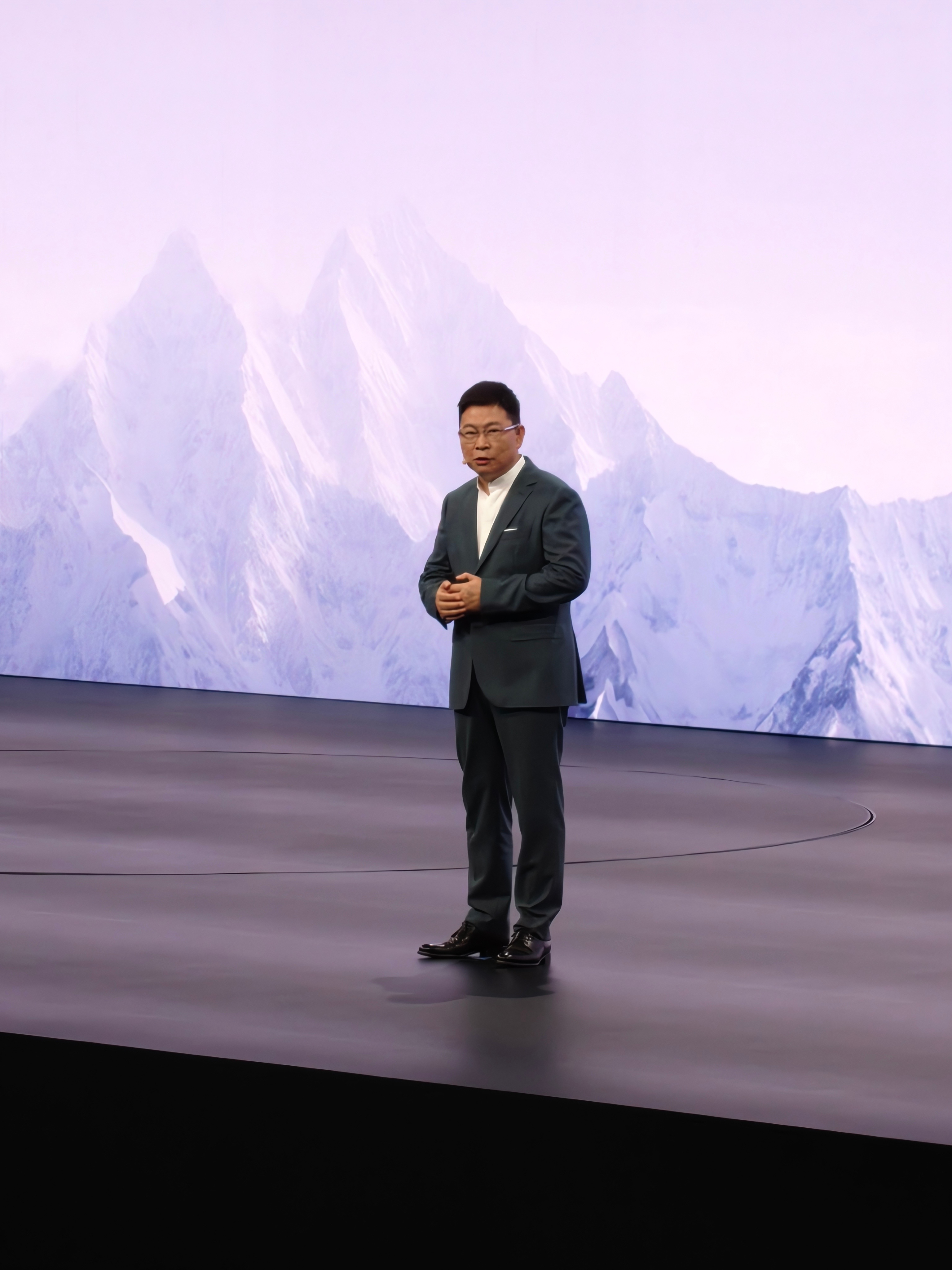 余总来了，状态很高昂啊！鸿蒙智行春季新品发布会