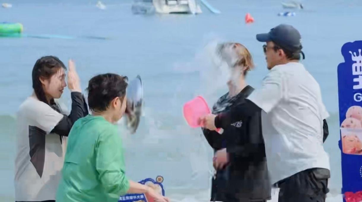 鹿晗被泼了一个踉跄鹿晗被泼水踉跄了一下哈哈哈哈哈 单薄身形遇上满满一瓢凉水，鹿晗