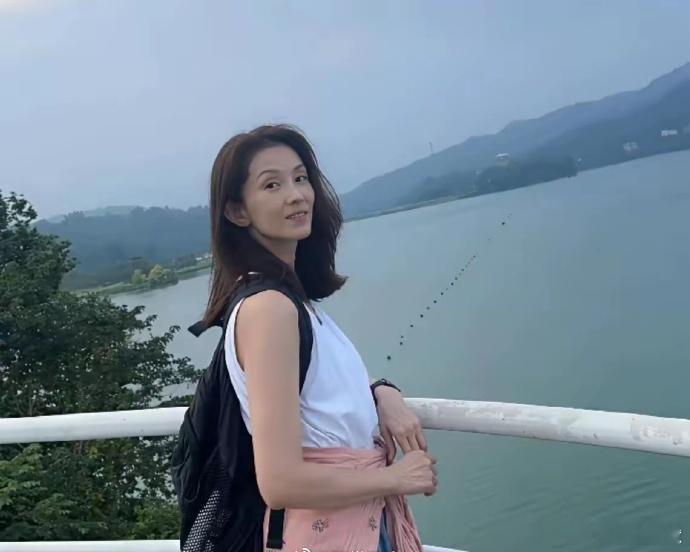 以她的颜值，在香港演艺圈绝对是顶级的。可惜至今未婚，这么优越的基因没人继承，真是