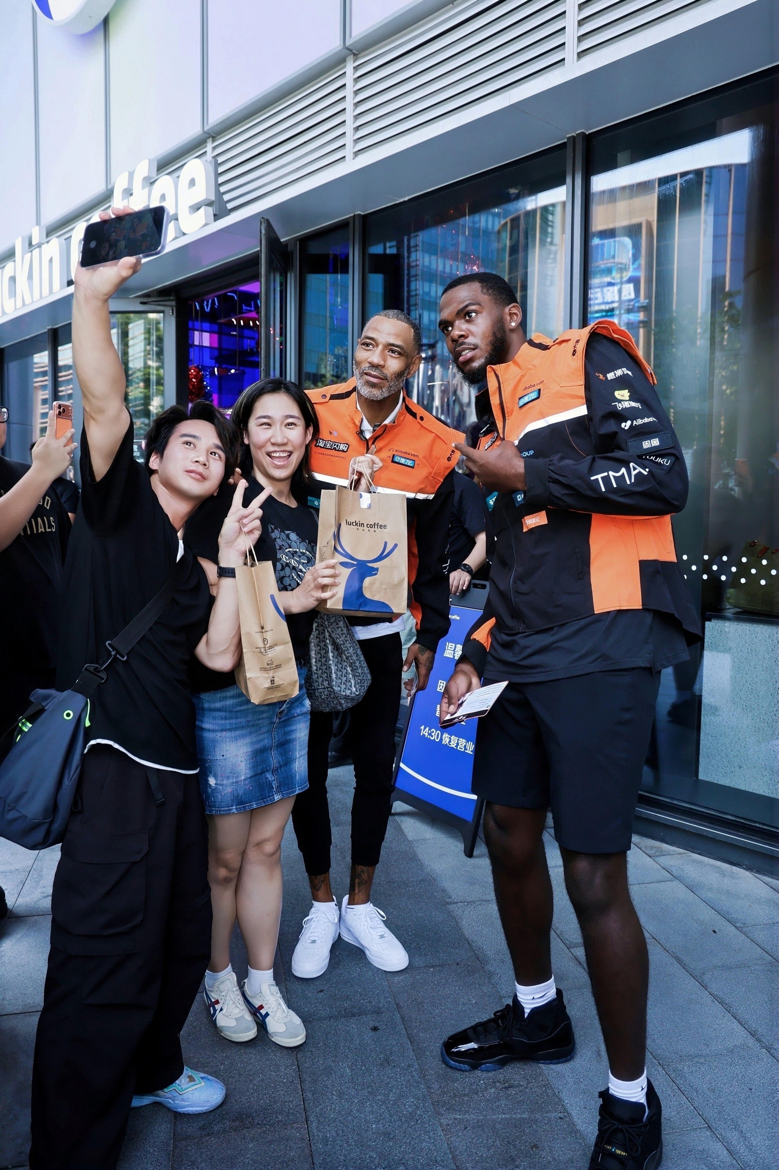 NBA球星在淘宝闪购送外卖NBA球星被淘宝闪购外卖员秀到了  一众球星扎堆打卡上