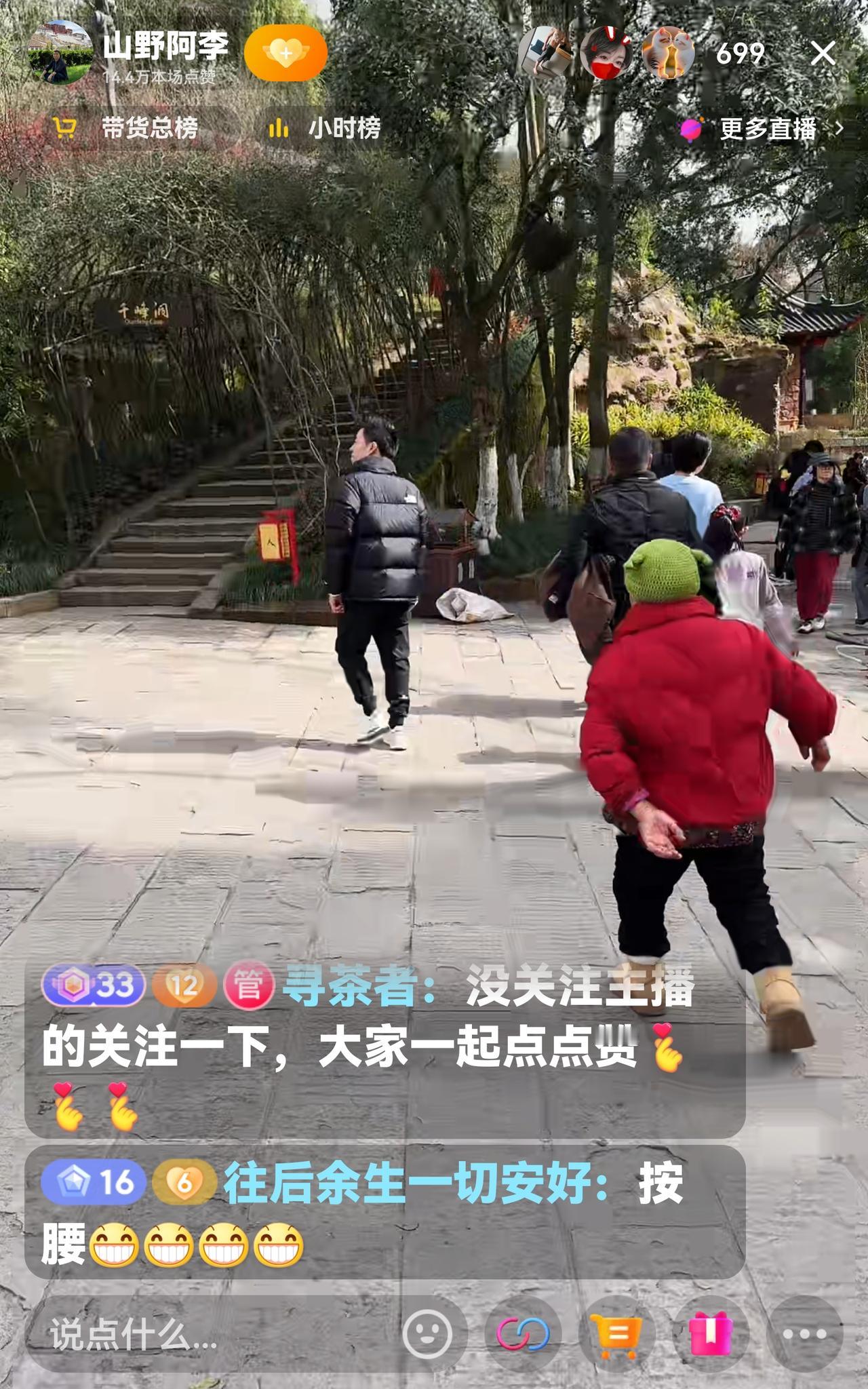 阿啤着实厉害，爬山时紧紧跟住步伐。今日前往乐山大佛游览，阿李满满正能量，带着啤酒