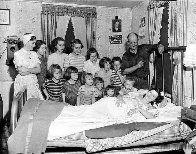 这张黑白照片捕捉到了布鲁克斯家族在 1954 年 10 月 8 日一个具有里程碑