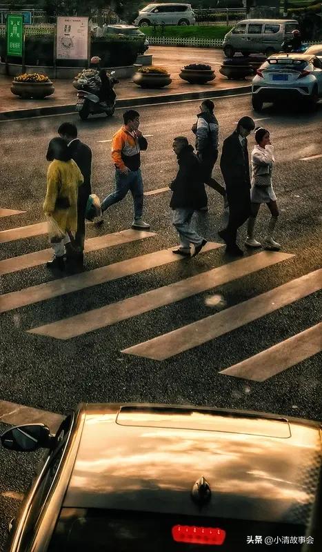 3月8日在西藏，有个男子傍晚过马路时穿浅灰色衣服，直接和斑马线“融为一体”，从车