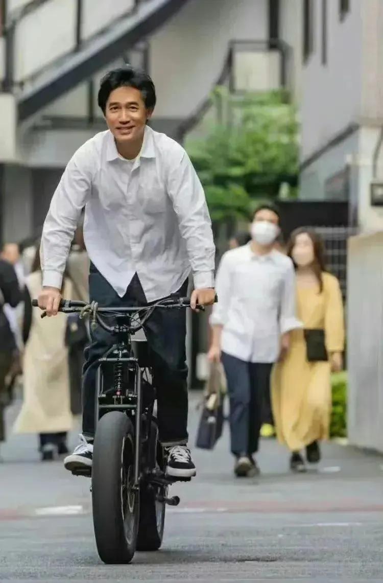 前两天，第80届威尼斯电影节上，李安为梁朝伟颁发终身成就金狮奖，61岁的梁朝伟几