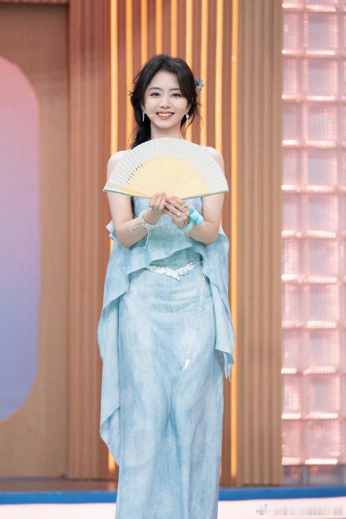 侯明昊hi6清唱关键词被侯明昊清唱杀疯了！开口的瞬间，整个场子的甜度都超标了你好