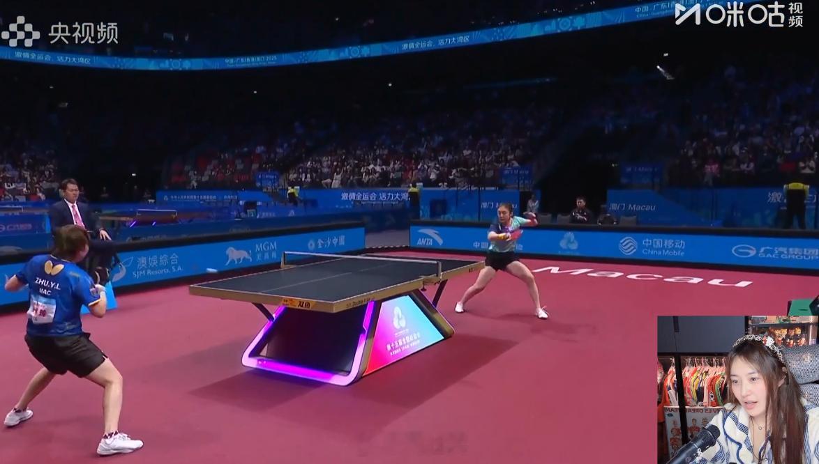第三局真好看！朱雨玲追的太猛了，陈梦差点被反超。现在三局后是陈梦2比1朱雨玲～预