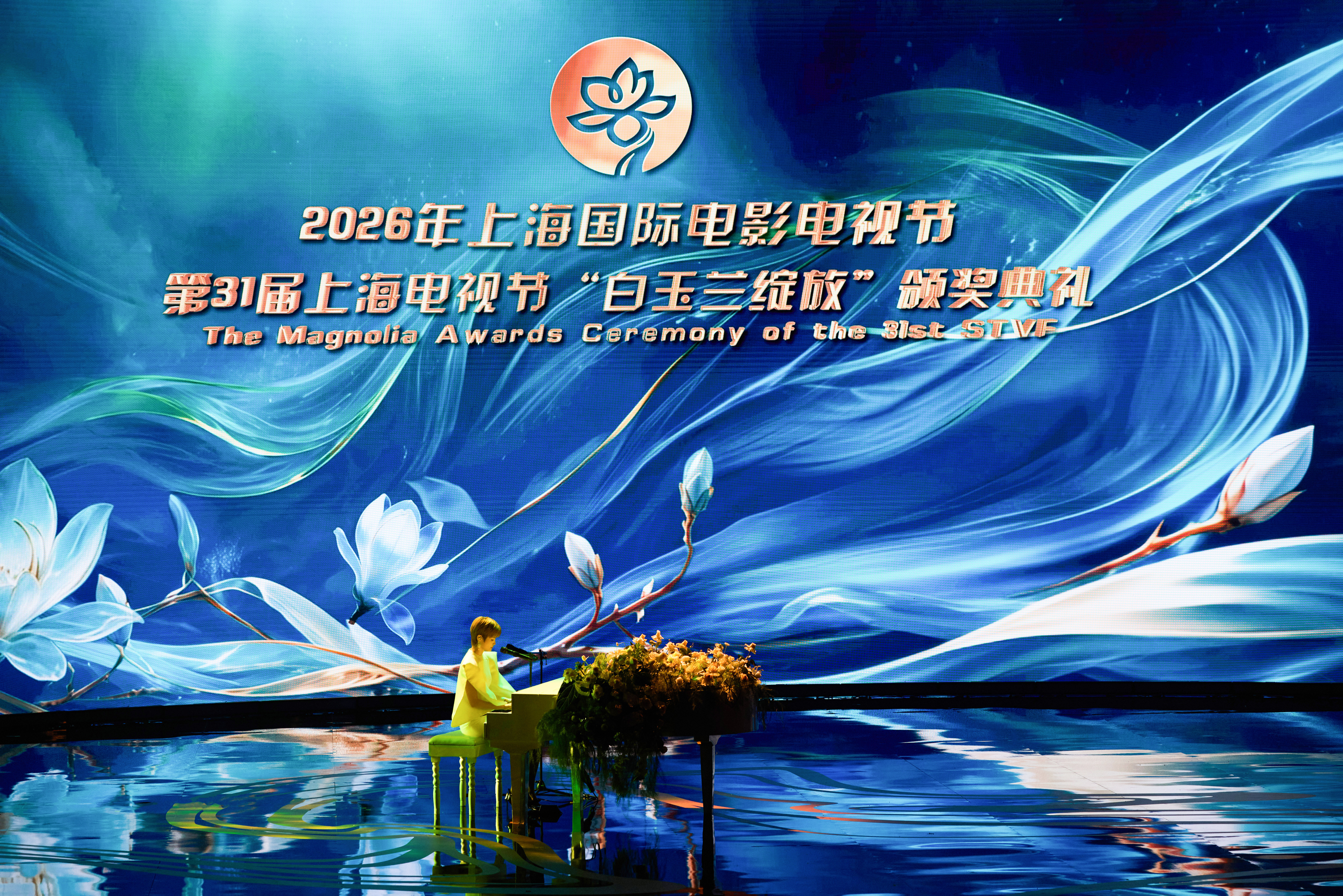 🌟李宇春回春天唱给影视人 褪去繁复编曲只剩纯粹，李宇春用治愈歌声，致敬默默坚守