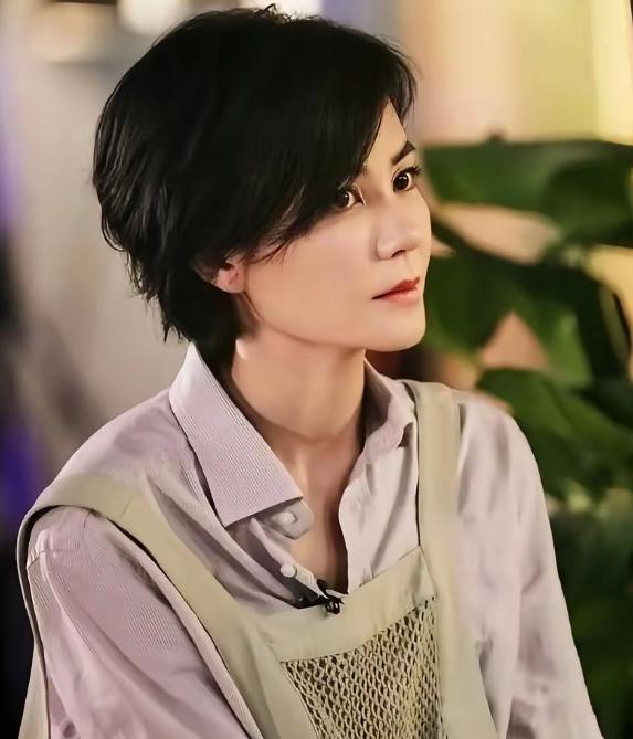 2015年拍《港囧》时，徐峥辗转找到王菲，想请她来唱主题曲。王菲没有客套，开门见