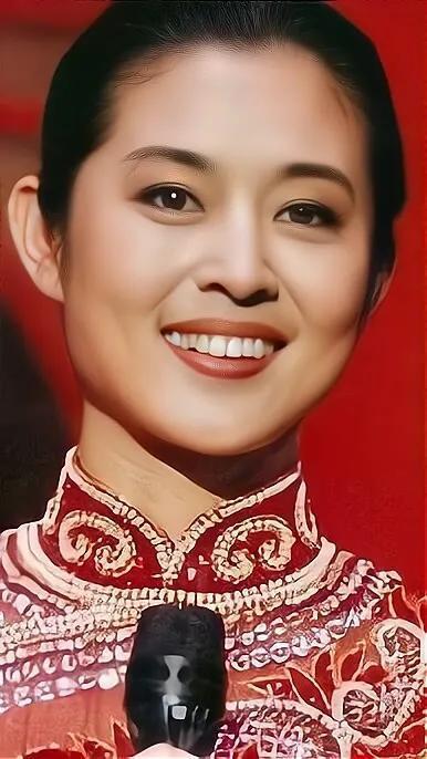 倪萍说自己在不主持春晚的第一年，看着曾经的同事在春晚一开场走出来的时候，突然间泪
