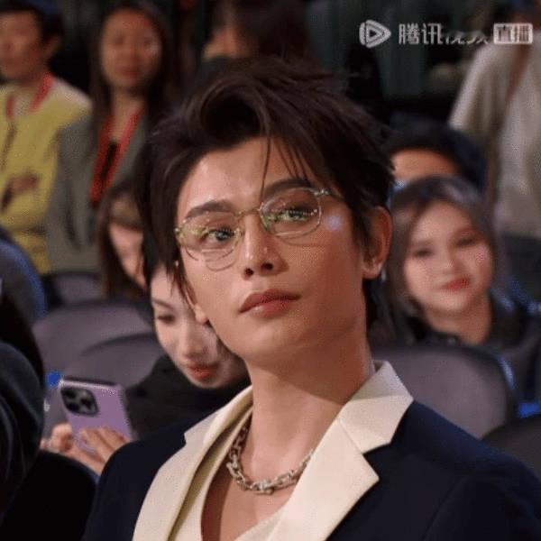 试着数了一分半里可以瞄几次  判断标准是黑眼珠转到底🤣（因为没转到底就只是看舞