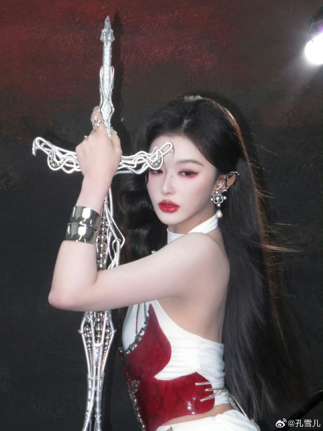 孔雪儿建模脸蝴蝶妆孔雪儿红唇持剑 妈呀.这是什么盛世美颜！完全建模脸来的，红唇持