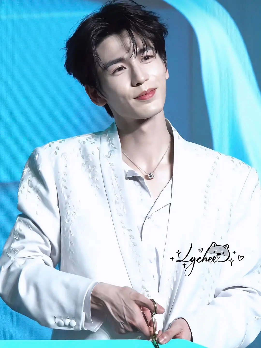 张凌赫最新活动站姐出图，看得出来不敢大笑了 