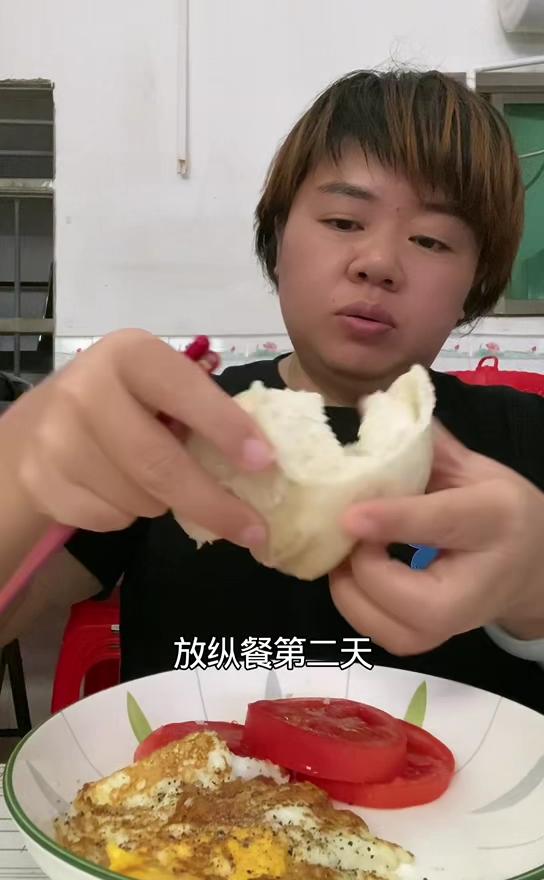 放纵餐第二天该怎么补救？
欢迎大家收看胖妹的生活化减脂记录。姐妹们前两天一直放纵