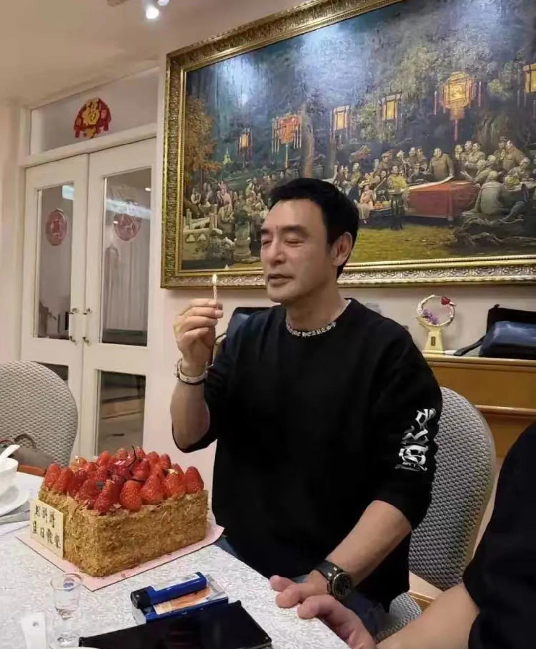 钟镇涛72岁生日在家豪饮茅台明星 男星