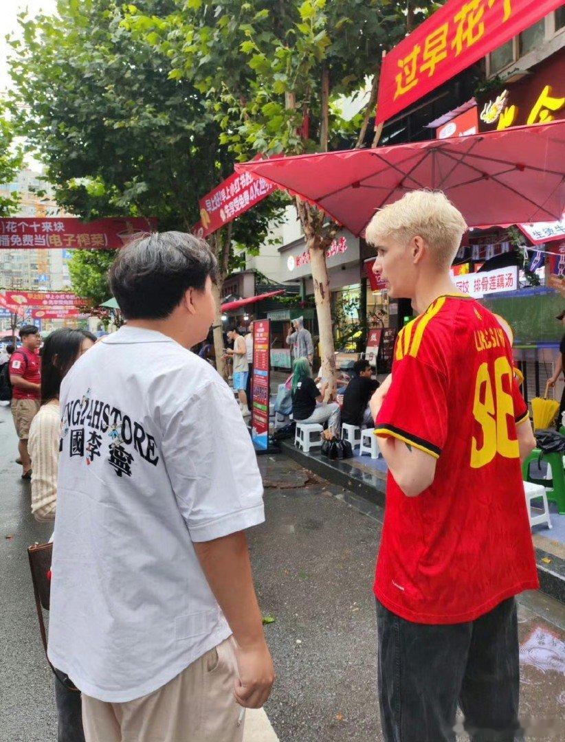 俩老外武汉过早看球赛用中文争武汉烟火+硬核中文双重暴击！两位老外早餐摊前争辩球赛