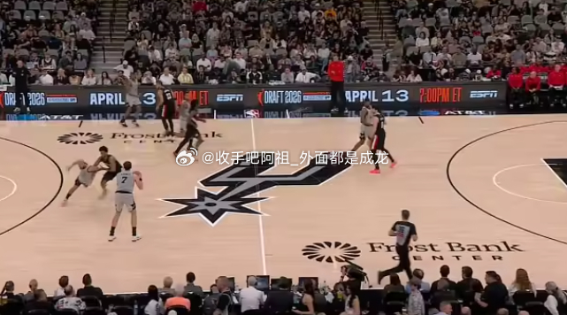 圣安东尼奥马刺队与开拓者的比赛正在进行，目前马刺队以77-71领先对手。马刺队目