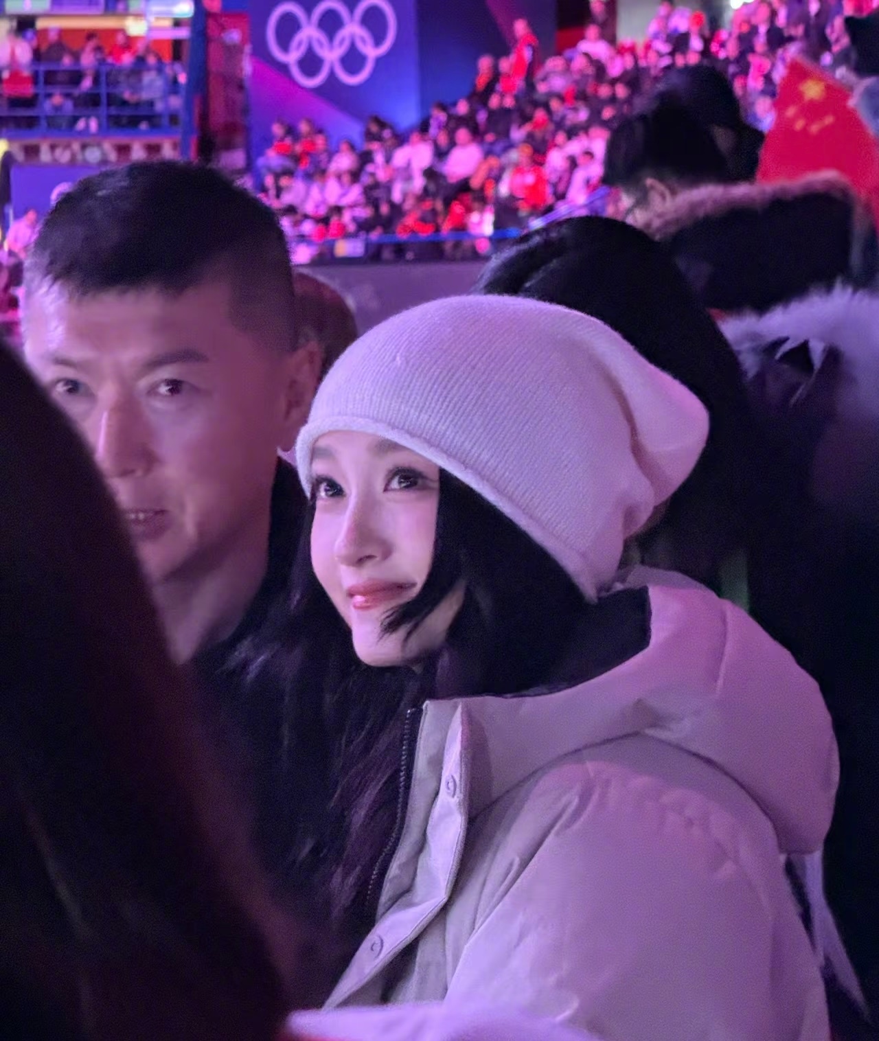 关晓彤出现在米兰冬奥会的观众席上 