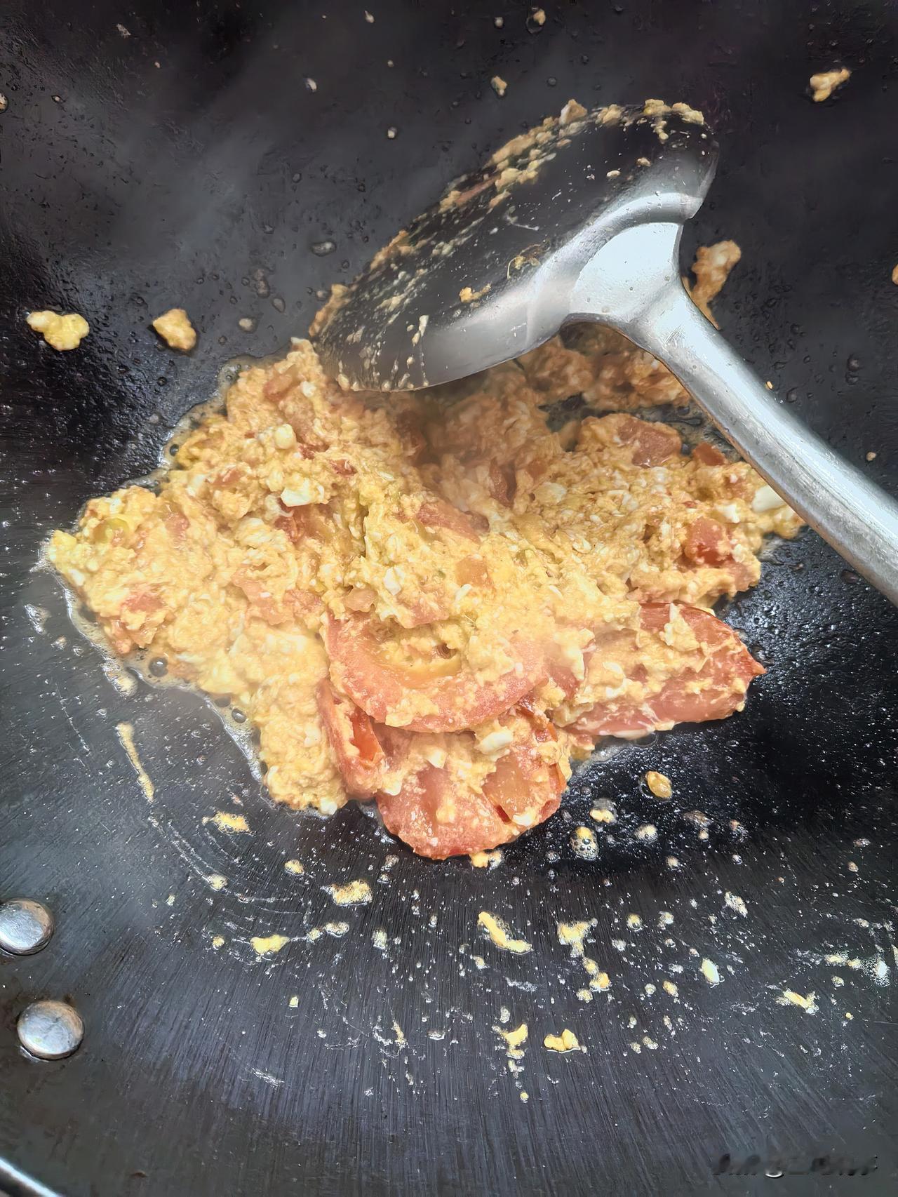 很少做番茄炒蛋，我做的番茄炒蛋怎么是这个德性啊？
这应该是做失败了。
我反思了一