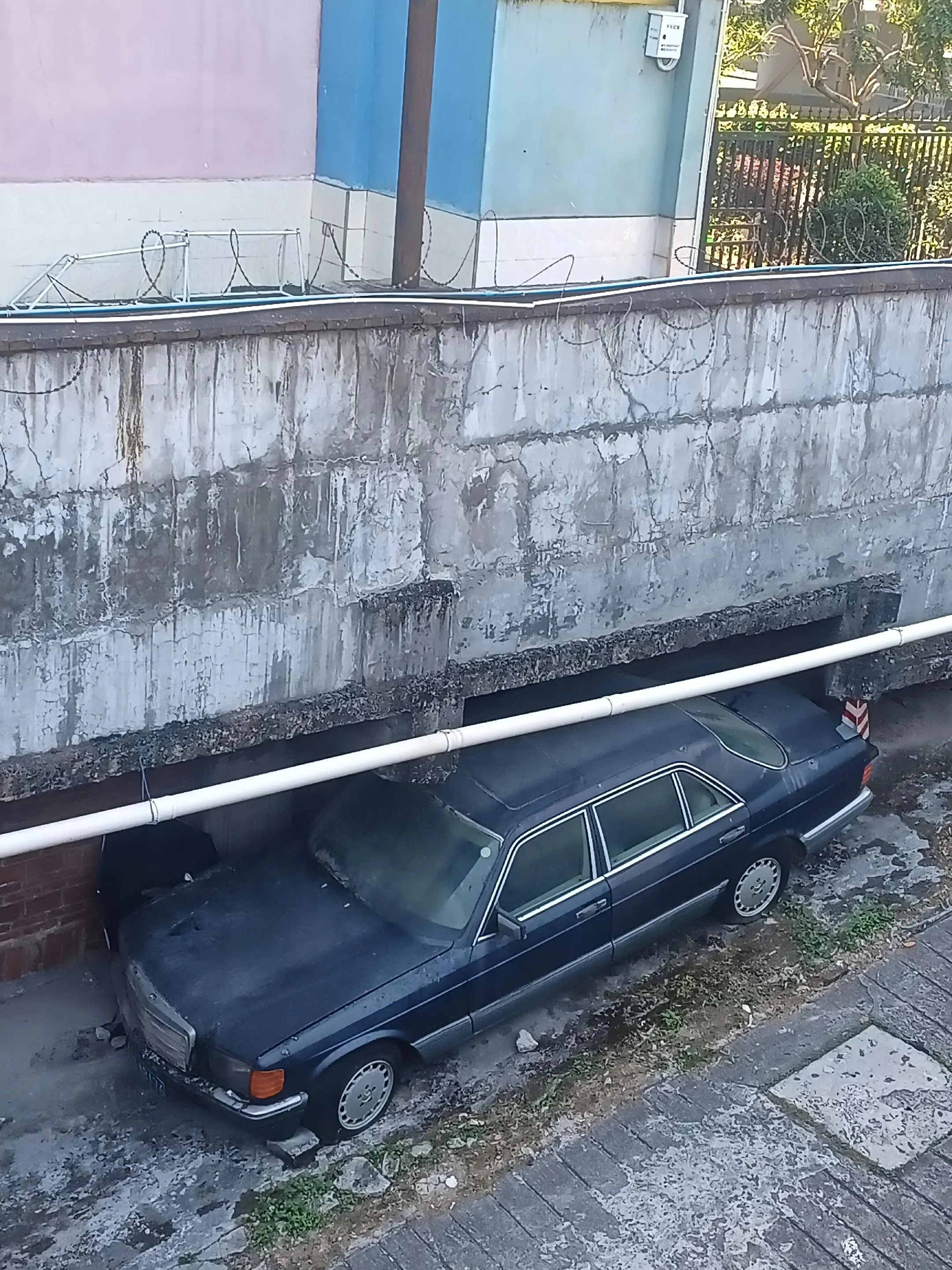 奔驰情怀车 当年富豪坐驾！ 分享你们身边情怀车可以吗？