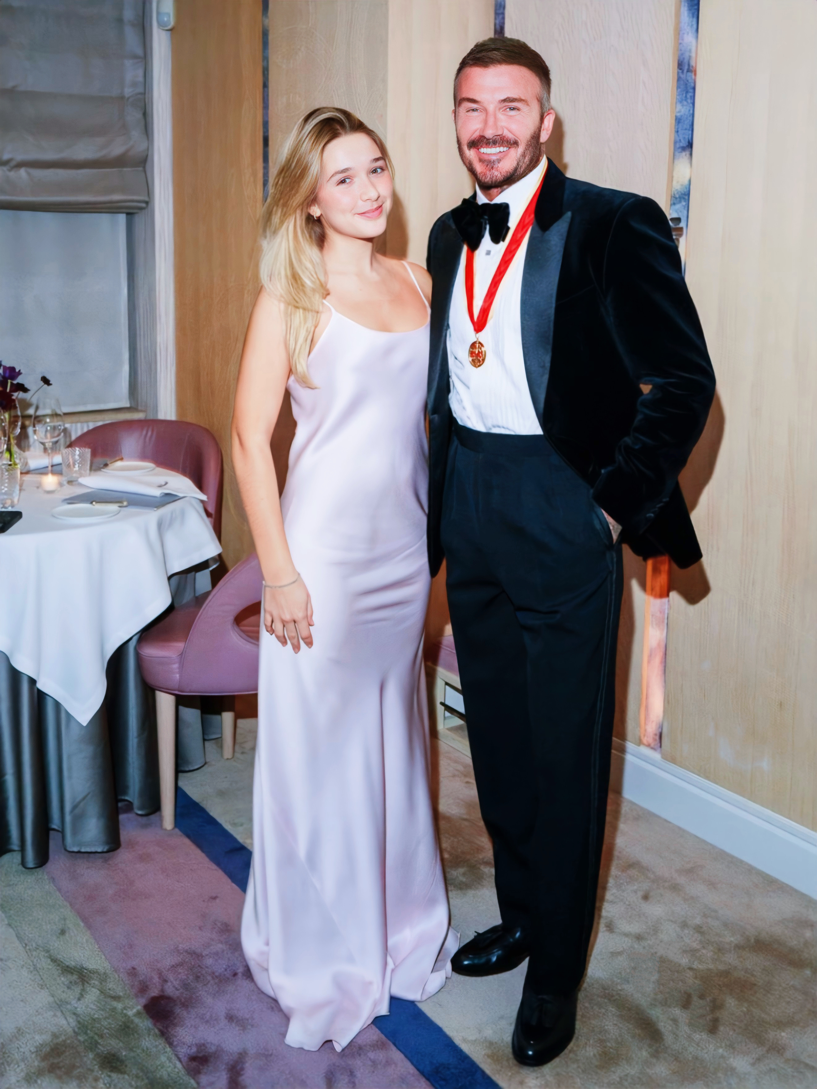 贝克汉姆与小七合影，长大后的小七真的好美，完美的遗传了父母的基因。 ​​​