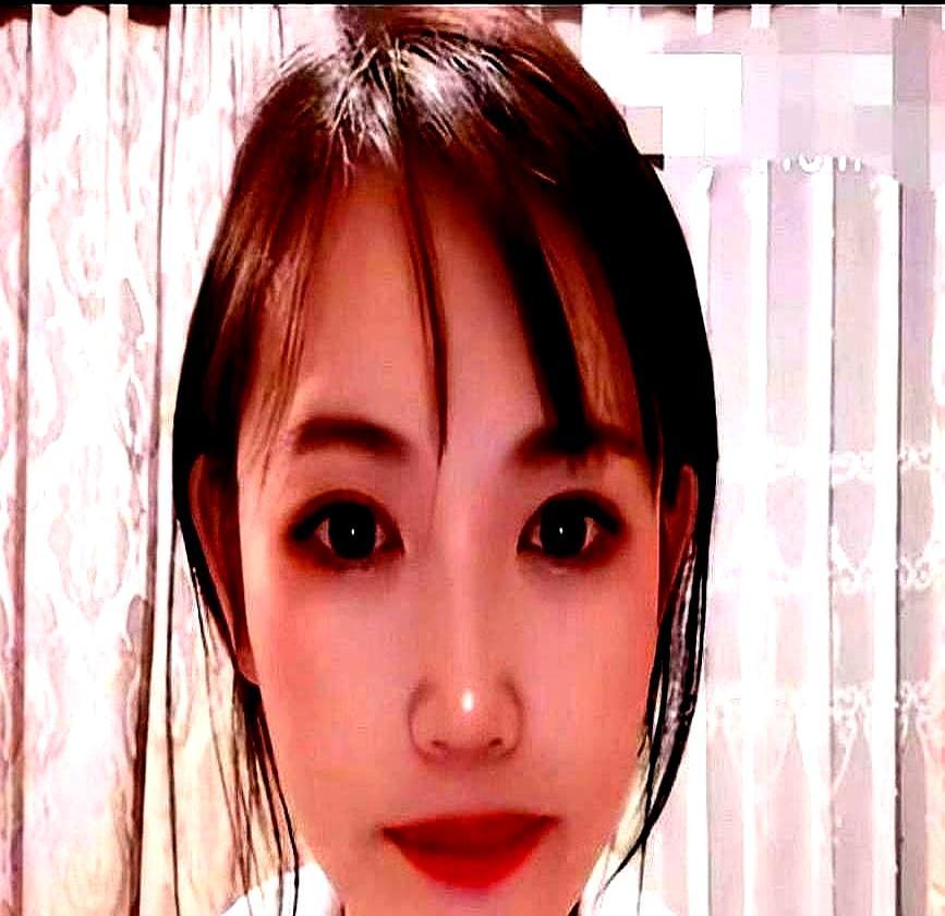 马蓉把泳池旁种上葱，税单照样60万一年，一分不少。
 
直播解扣子求打赏，号被封